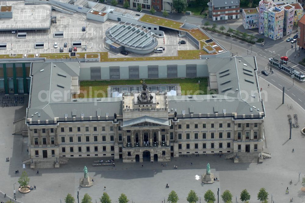 Aerial image Braunschweig - Blick auf das Einkaufscenter Schloss Arkaden des ECE - Centermanagement am Platz am Ritterbrunnen in der Braunschweiger Altstadt. View of the shopping arcades of the ECE in the Old Town Brunswick.