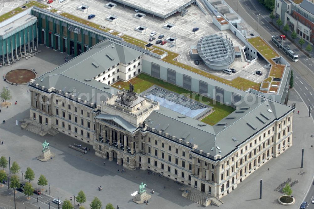 Aerial image Braunschweig - Blick auf das Einkaufscenter Schloss Arkaden des ECE - Centermanagement am Platz am Ritterbrunnen in der Braunschweiger Altstadt. View of the shopping arcades of the ECE in the Old Town Brunswick.