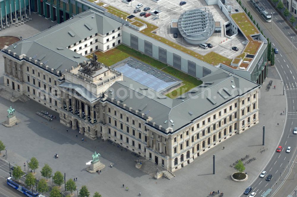 Aerial photograph Braunschweig - Blick auf das Einkaufscenter Schloss Arkaden des ECE - Centermanagement am Platz am Ritterbrunnen in der Braunschweiger Altstadt. View of the shopping arcades of the ECE in the Old Town Brunswick.