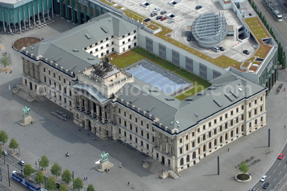 Braunschweig from above - Blick auf das Einkaufscenter Schloss Arkaden des ECE - Centermanagement am Platz am Ritterbrunnen in der Braunschweiger Altstadt. View of the shopping arcades of the ECE in the Old Town Brunswick.