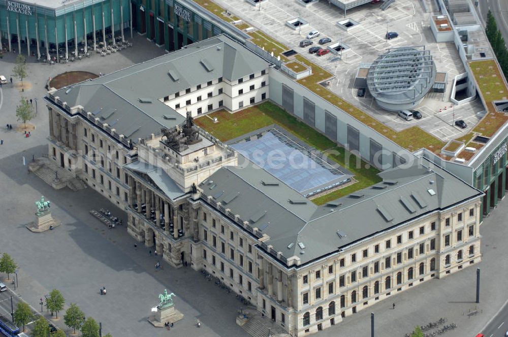 Braunschweig from the bird's eye view: Blick auf das Einkaufscenter Schloss Arkaden des ECE - Centermanagement am Platz am Ritterbrunnen in der Braunschweiger Altstadt. View of the shopping arcades of the ECE in the Old Town Brunswick.