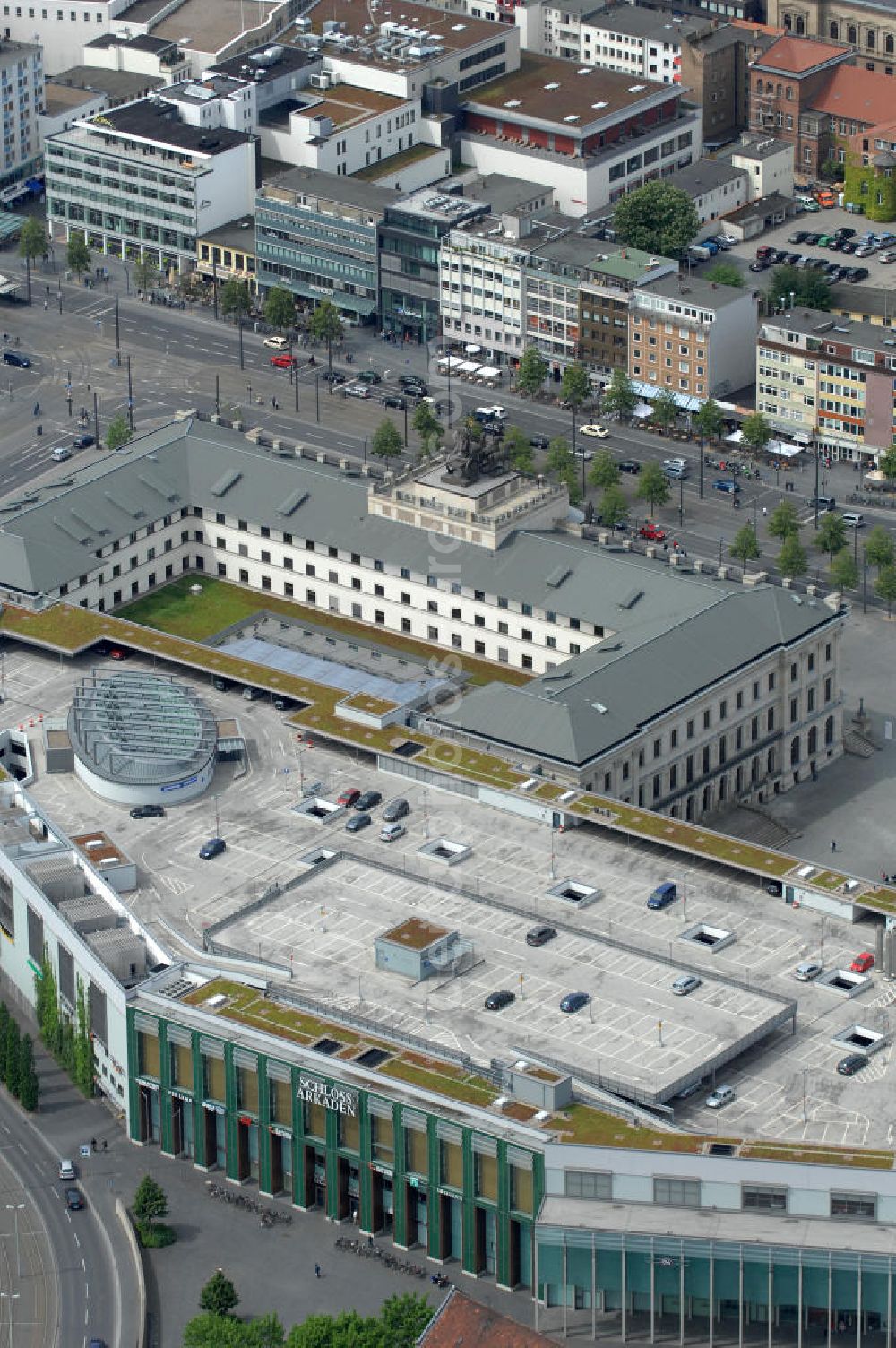 Aerial photograph Braunschweig - Blick auf das Einkaufscenter Schloss Arkaden des ECE - Centermanagement am Platz am Ritterbrunnen in der Braunschweiger Altstadt. View of the shopping arcades of the ECE in the Old Town Brunswick.