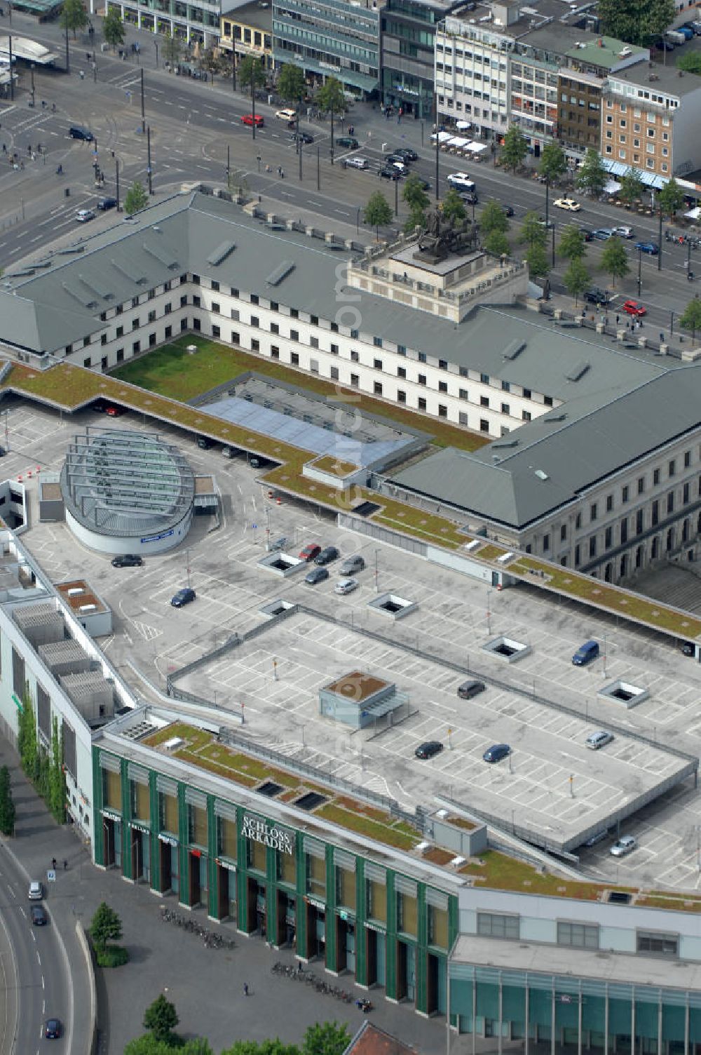 Braunschweig from above - Blick auf das Einkaufscenter Schloss Arkaden des ECE - Centermanagement am Platz am Ritterbrunnen in der Braunschweiger Altstadt. View of the shopping arcades of the ECE in the Old Town Brunswick.