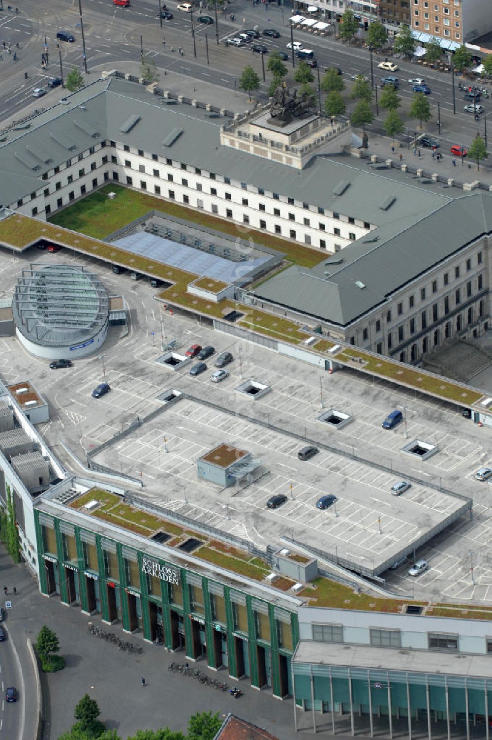 Braunschweig from the bird's eye view: Blick auf das Einkaufscenter Schloss Arkaden des ECE - Centermanagement am Platz am Ritterbrunnen in der Braunschweiger Altstadt. View of the shopping arcades of the ECE in the Old Town Brunswick.