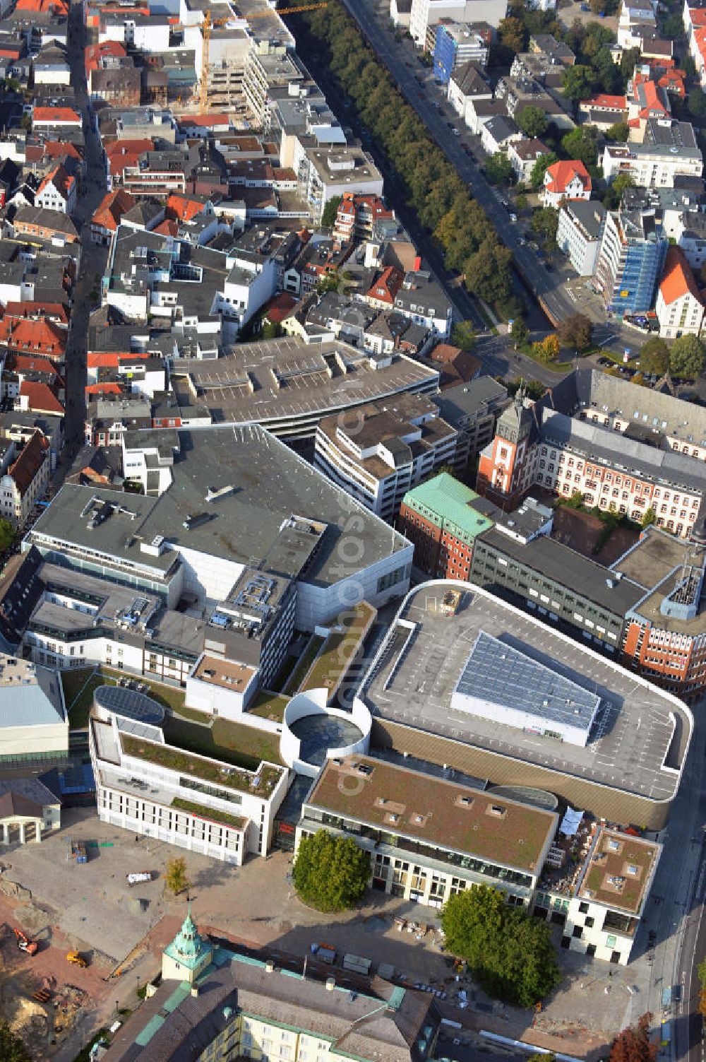 Aerial image Oldenburg - Das Einkaufszentrum Schlosshöfe in Oldenburg Niedersachsen wurde Anfang 2011 eröffnet und bietet mehr als 100 Fachgeschäfte für jeden Bedarf. Betreiber des Centers ist ECE Projektmanagement GmbH & Co. KG. The shopping center Schlosshoefe in Oldenburg Lower Saxony was built in the beginning of 2011 and offers more than 100 shops. The operator of the center is the ECE Projektmanagement Gmbh & Co. KG.