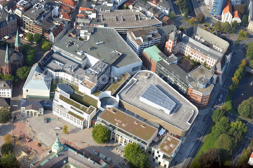 Aerial photograph Oldenburg - Das Einkaufszentrum Schlosshöfe in Oldenburg Niedersachsen wurde Anfang 2011 eröffnet und bietet mehr als 100 Fachgeschäfte für jeden Bedarf. Betreiber des Centers ist ECE Projektmanagement GmbH & Co. KG. The shopping center Schlosshoefe in Oldenburg Lower Saxony was built in the beginning of 2011 and offers more than 100 shops. The operator of the center is the ECE Projektmanagement Gmbh & Co. KG.