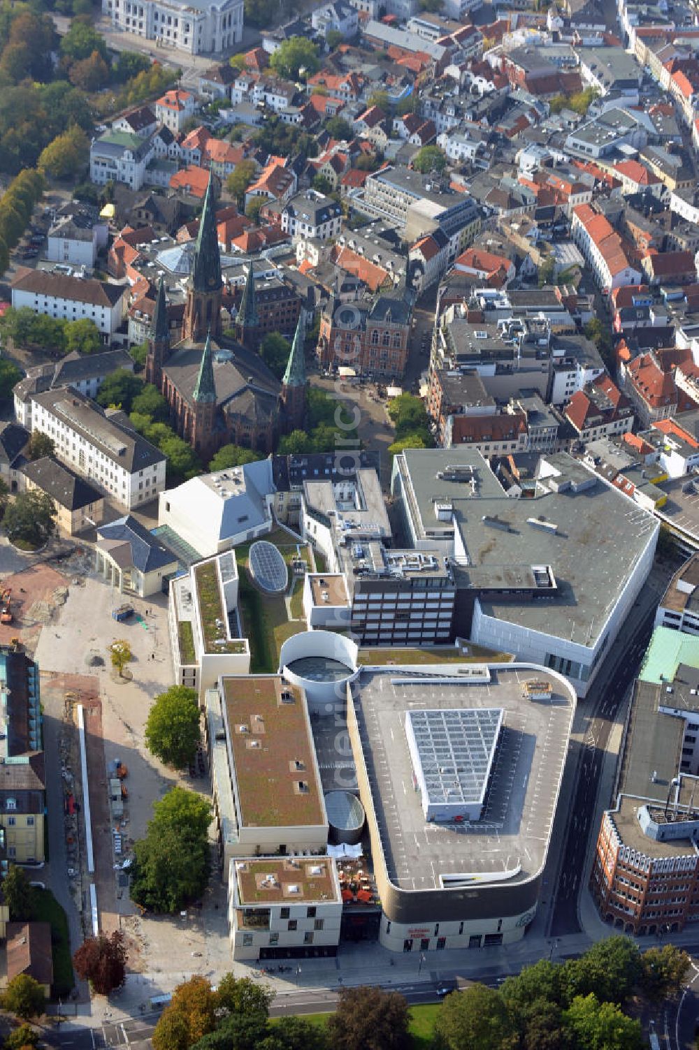 Oldenburg from above - Das Einkaufszentrum Schlosshöfe in Oldenburg Niedersachsen wurde Anfang 2011 eröffnet und bietet mehr als 100 Fachgeschäfte für jeden Bedarf. Betreiber des Centers ist ECE Projektmanagement GmbH & Co. KG. The shopping center Schlosshoefe in Oldenburg Lower Saxony was built in the beginning of 2011 and offers more than 100 shops. The operator of the center is the ECE Projektmanagement Gmbh & Co. KG.