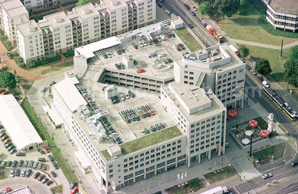 Berlin-Hohenschönhausen from above - Einkaufscentrum Hohenschönhausener Tor an der Konrad-Wolf-Straße in Berlin-Hohenschönhausen.Einkaufszentrum mit Bürogeschossen und Parkhaus am Weißenseer Weg 35 – 38 a/Konrad-Wolf-Straße 56 – 60 13055 Berlin (Hohenschönhausen)