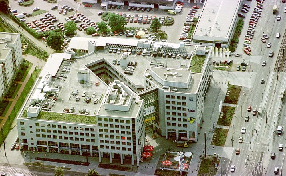 Berlin-Hohenschönhausen from the bird's eye view: Einkaufscentrum Hohenschönhausener Tor an der Konrad-Wolf-Straße in Berlin-Hohenschönhausen.Einkaufszentrum mit Bürogeschossen und Parkhaus am Weißenseer Weg 35 – 38 a/Konrad-Wolf-Straße 56 – 60 13055 Berlin (Hohenschönhausen)