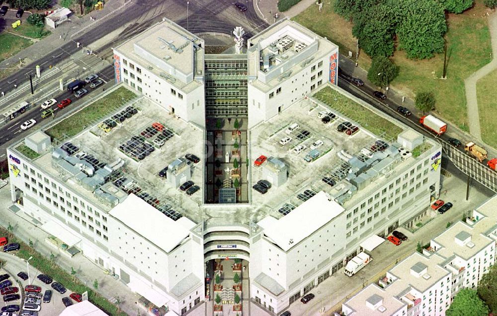 Aerial image Berlin-Hohenschönhausen - Einkaufscentrum Hohenschönhausener Tor an der Konrad-Wolf-Straße in Berlin-Hohenschönhausen.Einkaufszentrum mit Bürogeschossen und Parkhaus am Weißenseer Weg 35 – 38 a/Konrad-Wolf-Straße 56 – 60 13055 Berlin (Hohenschönhausen)