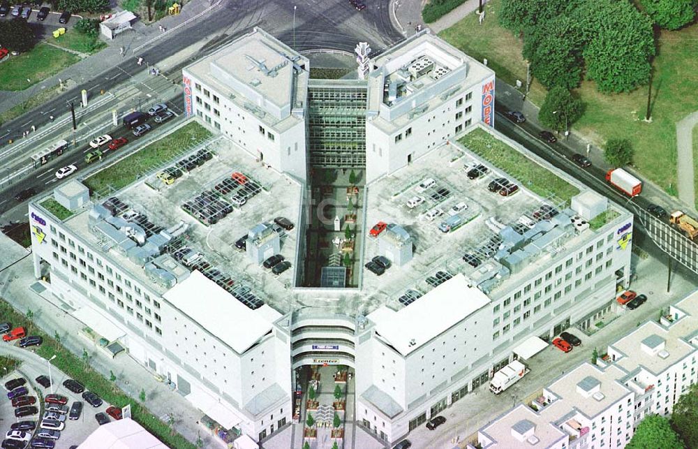 Aerial photograph Berlin-Hohenschönhausen - Einkaufscentrum Hohenschönhausener Tor an der Konrad-Wolf-Straße in Berlin-Hohenschönhausen.Einkaufszentrum mit Bürogeschossen und Parkhaus am Weißenseer Weg 35 – 38 a/Konrad-Wolf-Straße 56 – 60 13055 Berlin (Hohenschönhausen)