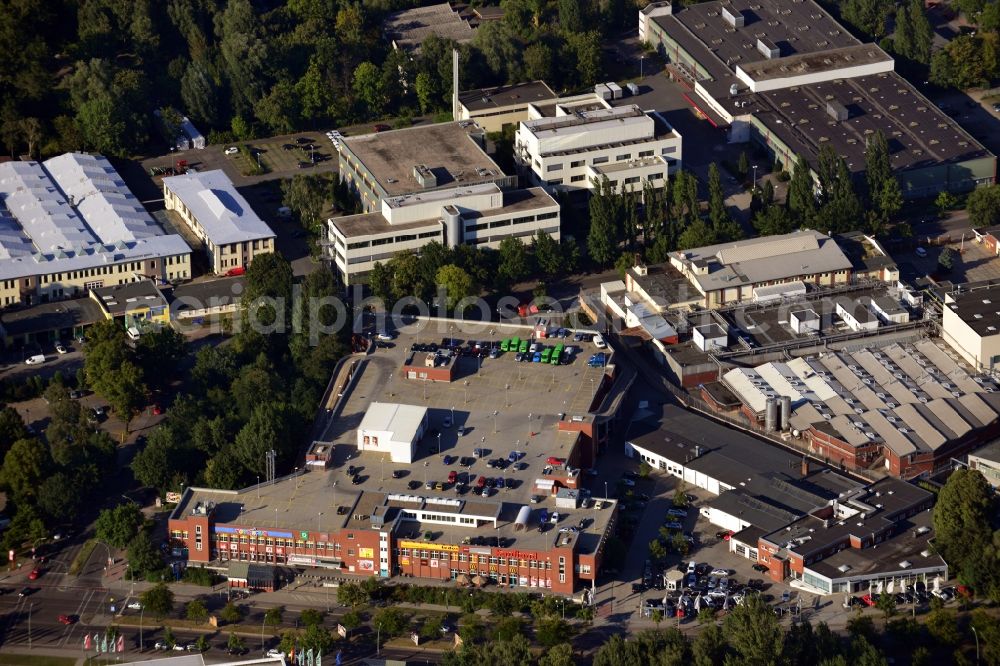 Berlin OT Spandau from the bird's eye view: View of a shopping mall am Juliusturm in the district of Spandau in Berlin