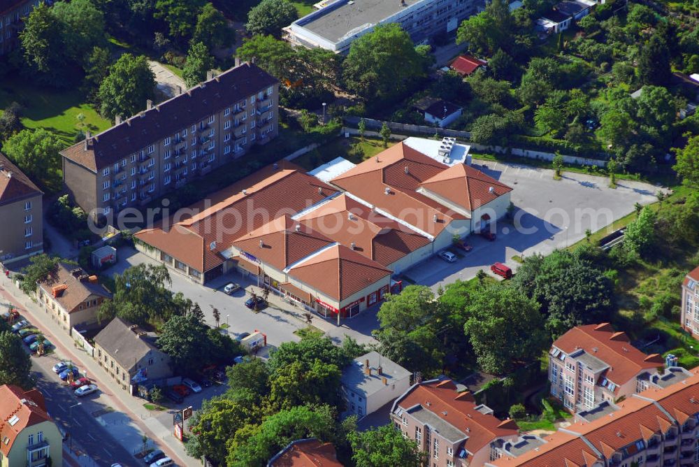 Berlin from above - Einkaufsmärkte / Einkaufsmarkt / Supermarkt /Kaufhalle Aldi Nord und Kaiser's. Adresse: Einbecker Strasse 72-78, 10315 Berlin. Kontakt ALDI: ALDI Aldi Einkauf GmbH & Co. OHG, Eckenbergstraße 16, 45307 Essen, Tel. 0201 8593-0, Fax 0201 8593-319, E-Mail mail@aldinord.de; Kontakt Kaiser's: Kaiser´s Tengelmann AG, Lichtenberg 44, 41747 Viersen, Tel. 02162 105-0, Fax 02162 33499, E-Mail (Marketing: Carsten Klüter) cklueterq@ktag.de