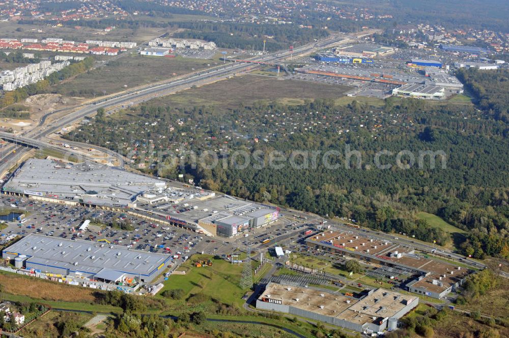 Aerial photograph Warschau - Blick auf das Einkaufszentrum Atrium Targówek in Warschau. Das Center gehört zu der Kette Centrum handlowe und ist das größte Center im Westen der Stadt. Im Hintergrund das Einrichtungshaus Ikea neben dem M1 Targówek, welches ebenfalls zum Centrum handlowe gehört. Look on the shopping center Atrium Targówek in Warsaw. The center is the biggest in the west of the city. In the background the furnishing house Ikea near the shopping center M1 Targówek.