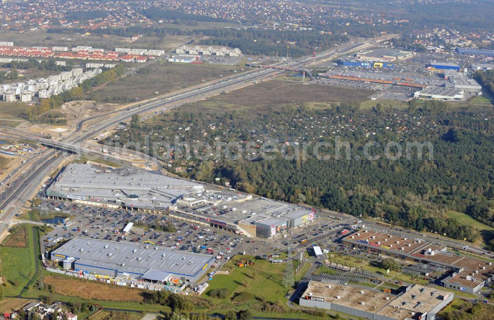 Warschau from above - Blick auf das Einkaufszentrum Atrium Targówek in Warschau. Das Center gehört zu der Kette Centrum handlowe und ist das größte Center im Westen der Stadt. Im Hintergrund das Einrichtungshaus Ikea neben dem M1 Targówek, welches ebenfalls zum Centrum handlowe gehört. Look on the shopping center Atrium Targówek in Warsaw. The center is the biggest in the west of the city. In the background the furnishing house Ikea near the shopping center M1 Targówek.