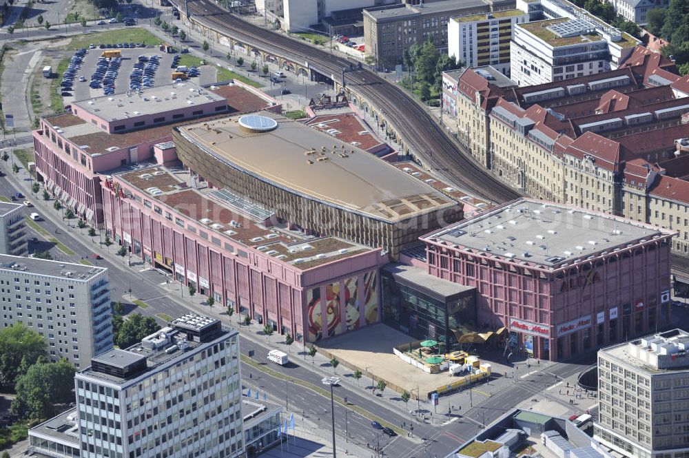  from the bird's eye view: Blick auf das Einkaufszentrum Alexa am Alexanderplatz, mit einer Filiale von Saturn im Hintergrund. Das Gebäude liegt zwischen der S-Bahntrasse und Alexan derstraße und wurde von 2004 bis 2007 errichtet. Die Fassadengestaltung soll an das Art Déco errinnern. View to the shopping center Alexa in Berlin-Mitte.