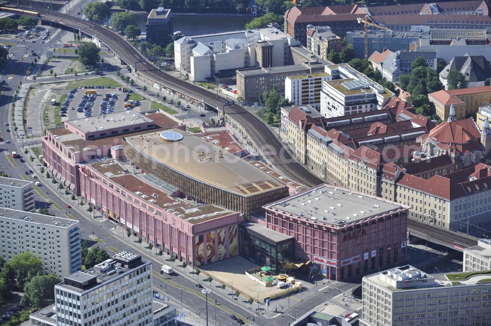 Aerial image - Blick auf das Einkaufszentrum Alexa am Alexanderplatz, mit einer Filiale von Saturn im Hintergrund. Das Gebäude liegt zwischen der S-Bahntrasse und Alexan derstraße und wurde von 2004 bis 2007 errichtet. Die Fassadengestaltung soll an das Art Déco errinnern. View to the shopping center Alexa in Berlin-Mitte.