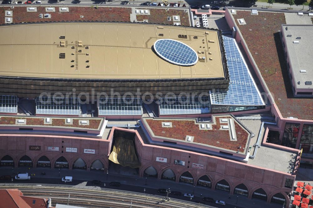 Aerial photograph - Blick auf das Einkaufszentrum Alexa am Alexanderplatz, mit einer Filiale von Saturn im Hintergrund. Das Gebäude liegt zwischen der S-Bahntrasse und Alexan derstraße und wurde von 2004 bis 2007 errichtet. Die Fassadengestaltung soll an das Art Déco errinnern. View to the shopping center Alexa in Berlin-Mitte.