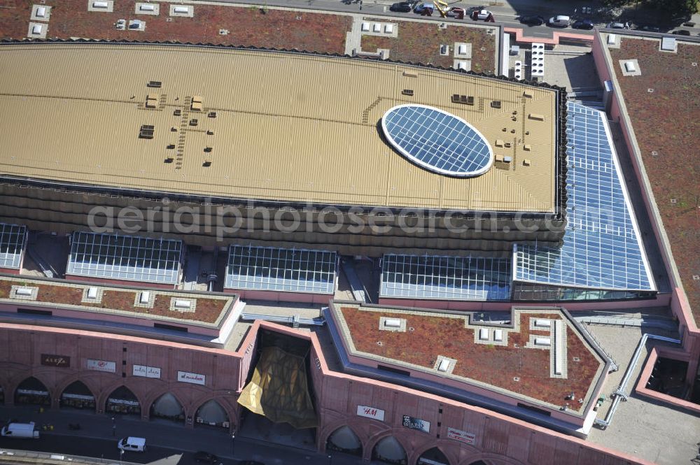  from above - Blick auf das Einkaufszentrum Alexa am Alexanderplatz, mit einer Filiale von Saturn im Hintergrund. Das Gebäude liegt zwischen der S-Bahntrasse und Alexan derstraße und wurde von 2004 bis 2007 errichtet. Die Fassadengestaltung soll an das Art Déco errinnern. View to the shopping center Alexa in Berlin-Mitte.