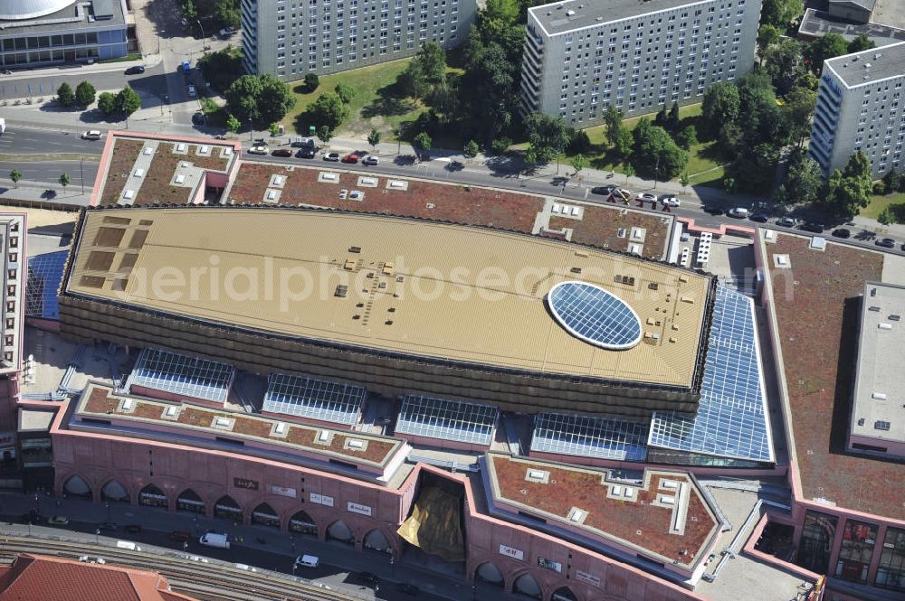  from the bird's eye view: Blick auf das Einkaufszentrum Alexa am Alexanderplatz, mit einer Filiale von Saturn im Hintergrund. Das Gebäude liegt zwischen der S-Bahntrasse und Alexan derstraße und wurde von 2004 bis 2007 errichtet. Die Fassadengestaltung soll an das Art Déco errinnern. View to the shopping center Alexa in Berlin-Mitte.