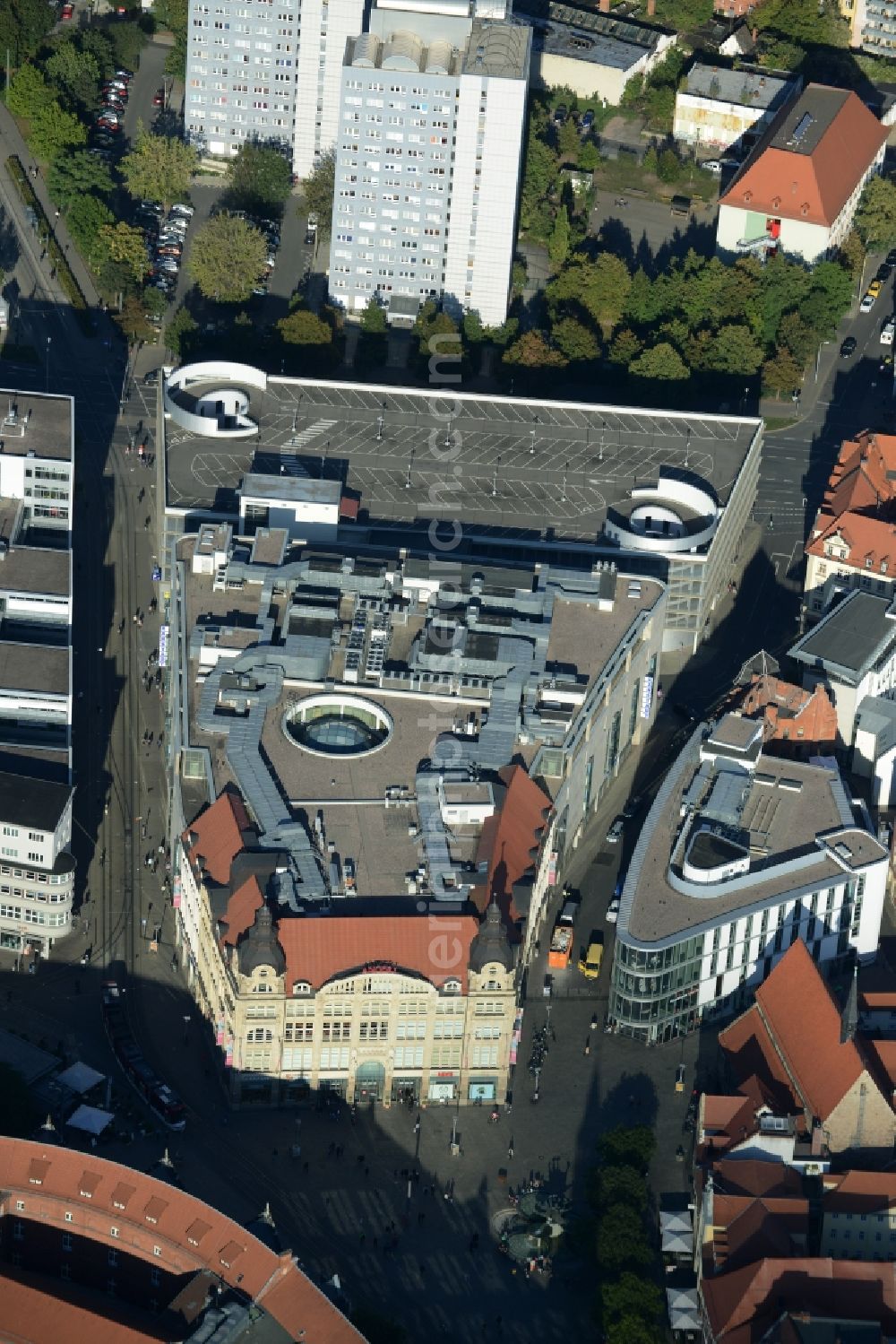 Erfurt from the bird's eye view: Shopping mall Anger 1 to see the ECE in Erfurt in Thuringia. At the old department store to a new building connects with parking garage