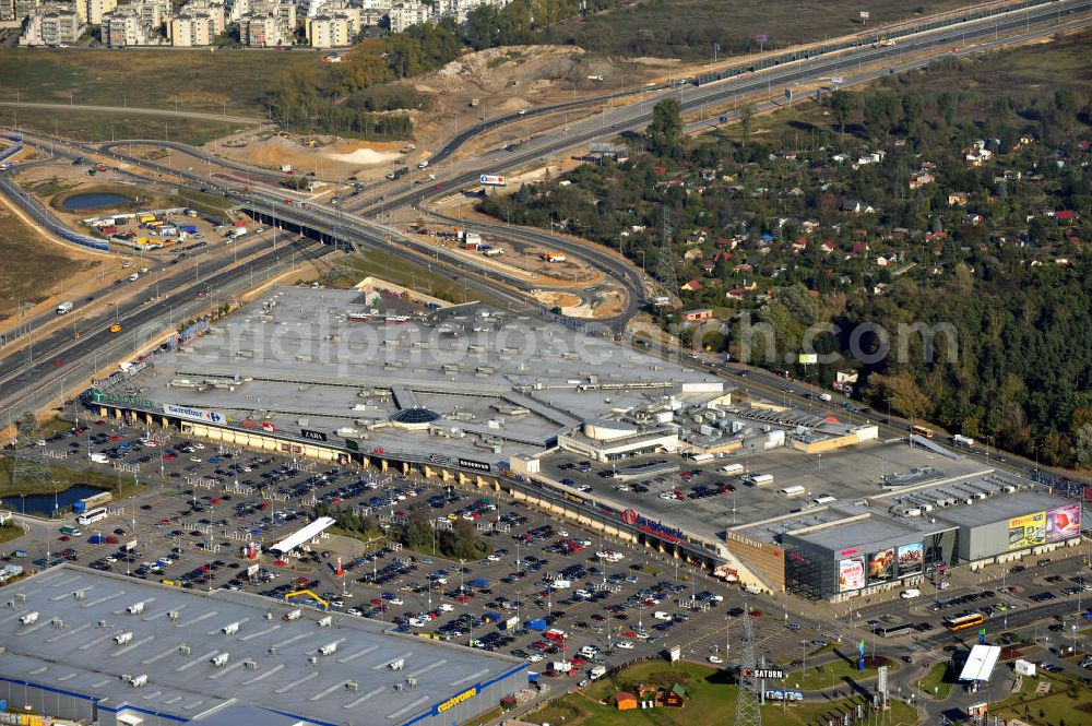 Warschau from above - Blick auf das Einkaufszentrum Atrium Targówek in Warschau. Das Center gehört zu der Kette Centrum handlowe und ist das größte Center im Westen der Stadt. An das Center ist ein Kino angegliedert, das zum Konzern Multikino gehört. Look on the shopping center Atrium Targówek in Warsaw. The center is the biggest in the west of the city. Near the center is the cinema Multikino. atrium-targowek.pl / multikino.pl