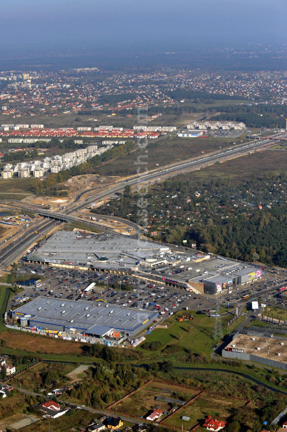 Warschau from the bird's eye view: Blick auf das Einkaufszentrum Atrium Targówek in Warschau. Das Center gehört zu der Kette Centrum handlowe und ist das größte Center im Westen der Stadt. An das Center ist ein Kino angegliedert, das zum Konzern Multikino gehört. Look on the shopping center Atrium Targówek in Warsaw. The center is the biggest in the west of the city. Near the center is the cinema Multikino. atrium-targowek.pl / multikino.pl