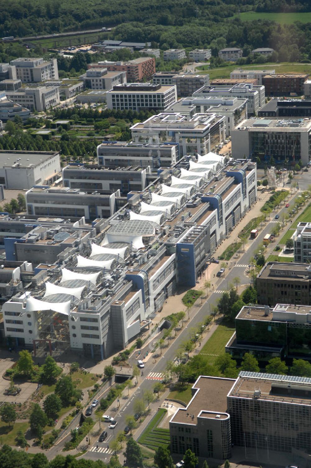 Aerial photograph LUXEMBURG - Blick auf das Einkaufszentrum der Auchan Luxembourg SA an der Rue Alphonse Weicker und der Avenue John Fitzgerald Kennedy im Bankenviertel Kirchberg in L-1115 Luxembourg.