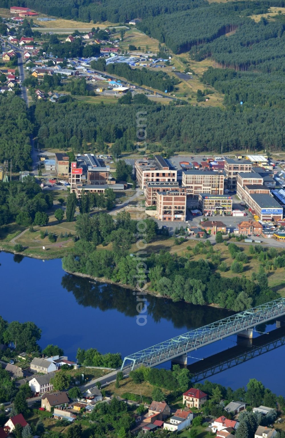 Aerial image Hohenwutzen / Osinow Dolny Niede - Shopping center at Osinow Dolny in Poland West Pomeranian in the border area on the banks of the Oder in Brandenburg Hohenwutzen