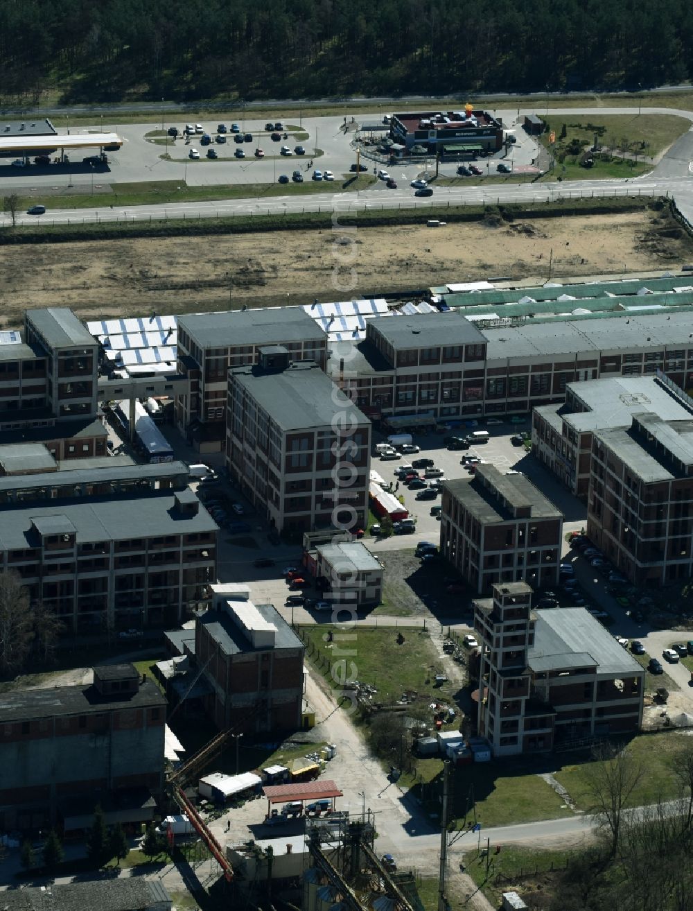 Aerial photograph Niederwutzen - Shopping center at Osinow Dolny in Poland West Pomeranian in the border area on the banks of the Oder in Brandenburg Hohenwutzen