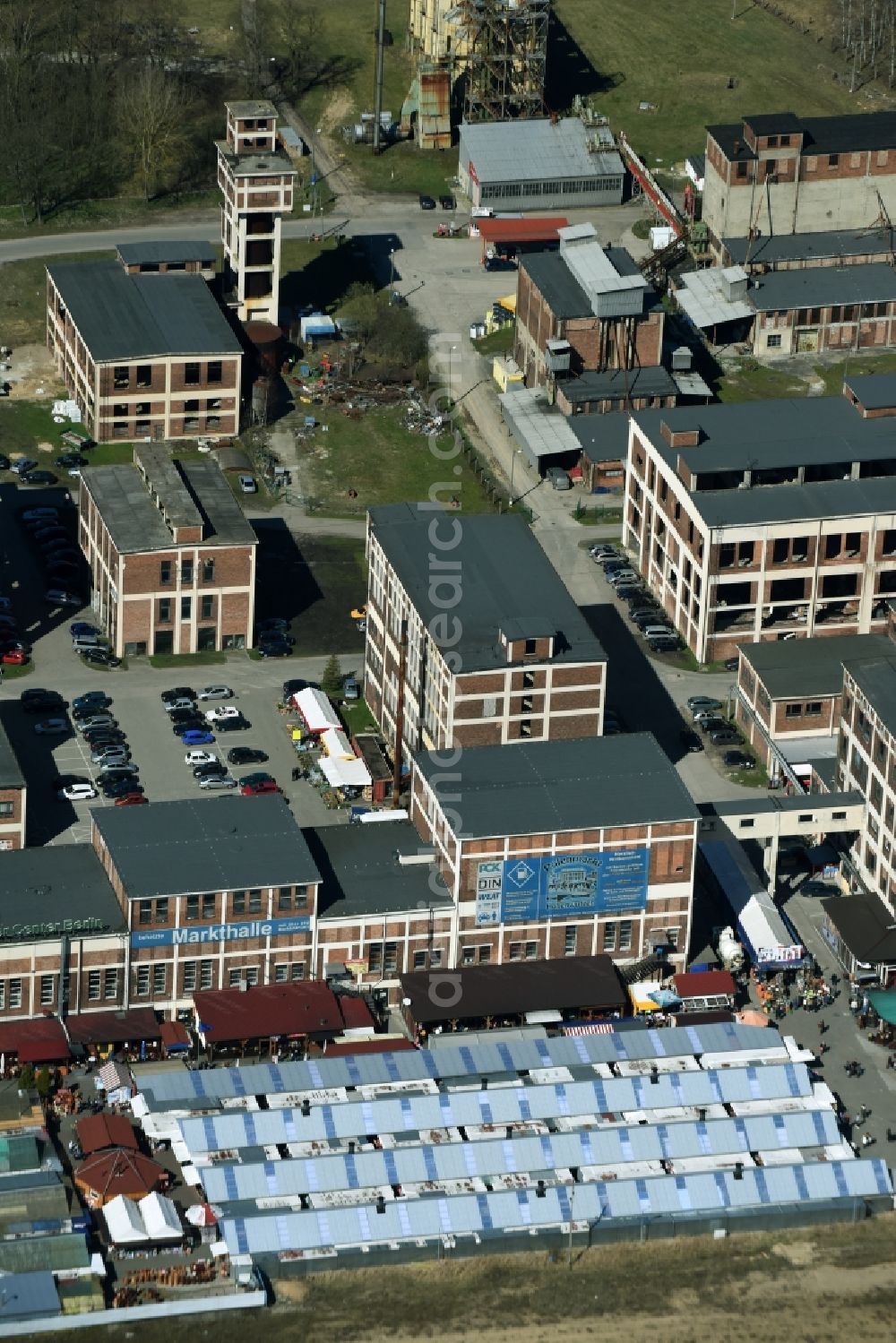 Niederwutzen from the bird's eye view: Shopping center at Osinow Dolny in Poland West Pomeranian in the border area on the banks of the Oder in Brandenburg Hohenwutzen