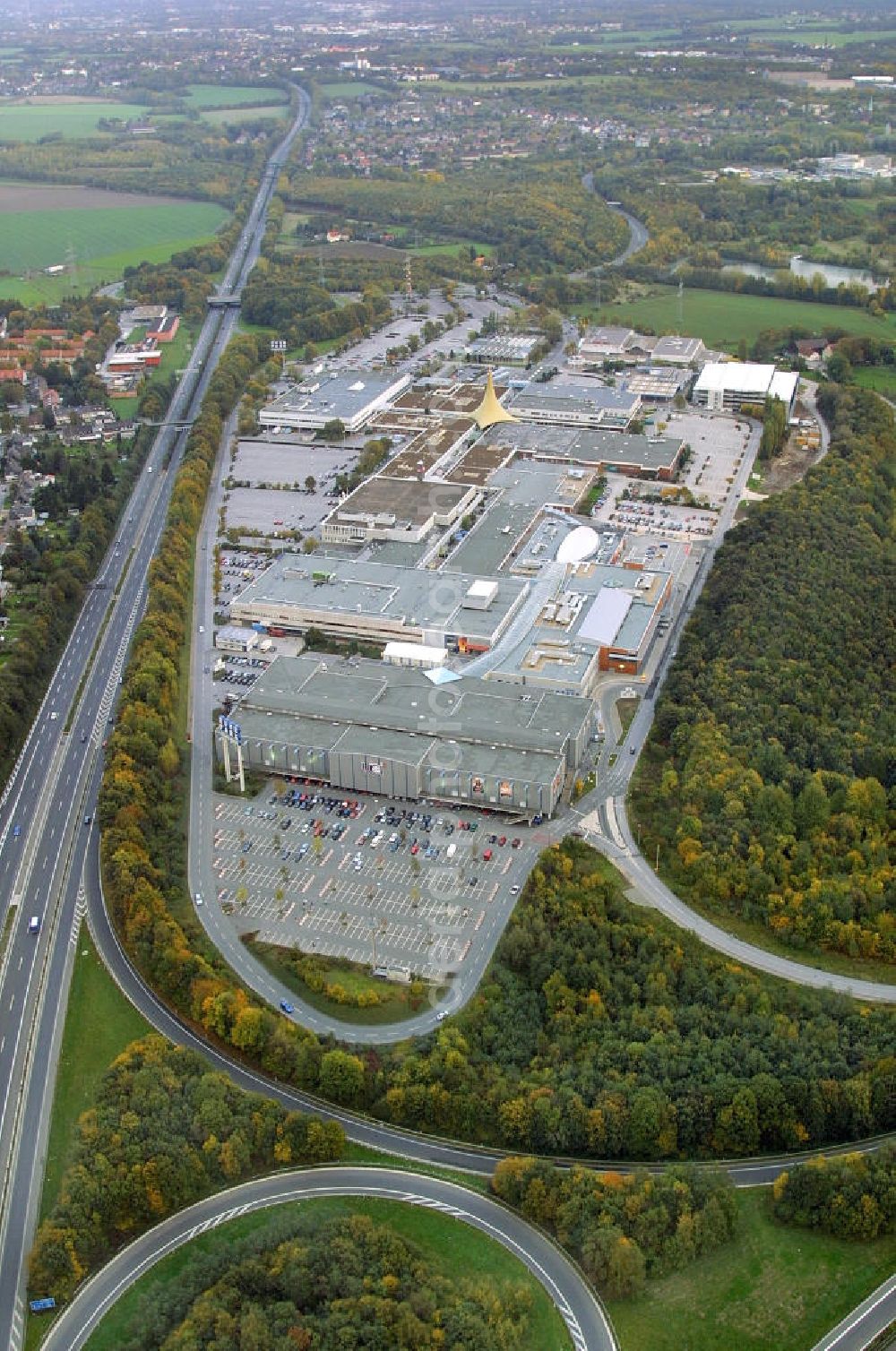 Aerial photograph Bochum - Blick auf das Einkaufszentrum Ruhrpark an der A 40 auch Ruhrschnellweg genannt.