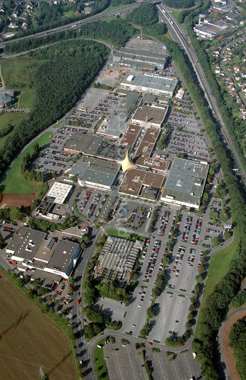 Bochum from the bird's eye view: Blick auf das Einkaufszentrum Ruhrpark in Bochum. Shopping mall Ruhrpark in Bochum.