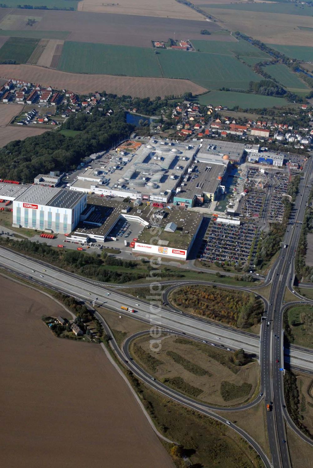 Günthersdorf from the bird's eye view: Blick auf das neu eröffnete Einkaufszentrum der ECE nova eventis.nova eventis Center-Management,ECE Projektmanagement,Am Einkaufszentrum, 06254 Günthersdorf,