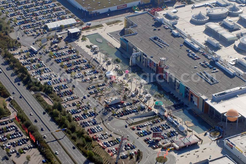 Günthersdorf from the bird's eye view: Blick auf restlos gefüllten Parkplatz am neu eröffneten Einkaufszentrum der ECE nova eventis.nova eventis Center-Management,ECE Projektmanagement,Am Einkaufszentrum, 06254 Günthersdorf,