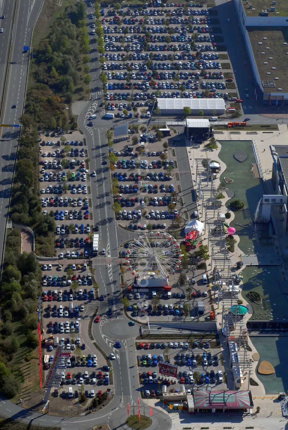 Aerial image Günthersdorf - Blick auf restlos gefüllten Parkplatz am neu eröffneten Einkaufszentrum der ECE nova eventis.nova eventis Center-Management,ECE Projektmanagement,Am Einkaufszentrum, 06254 Günthersdorf,