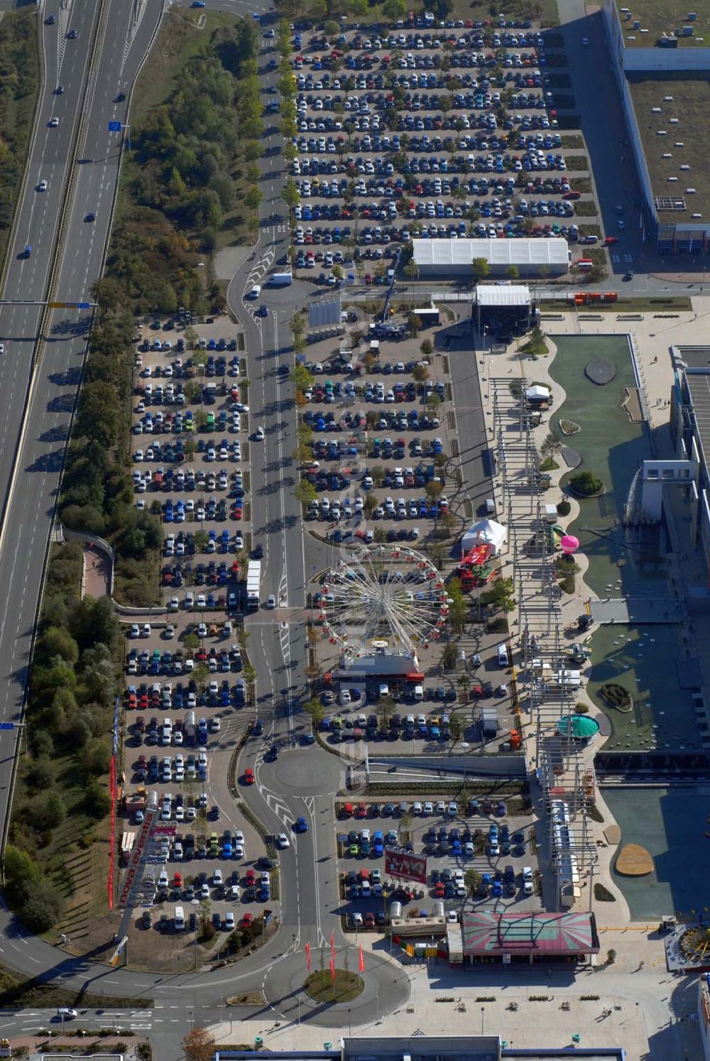 Aerial photograph Günthersdorf - Blick auf restlos gefüllten Parkplatz am neu eröffneten Einkaufszentrum der ECE nova eventis.nova eventis Center-Management,ECE Projektmanagement,Am Einkaufszentrum, 06254 Günthersdorf,