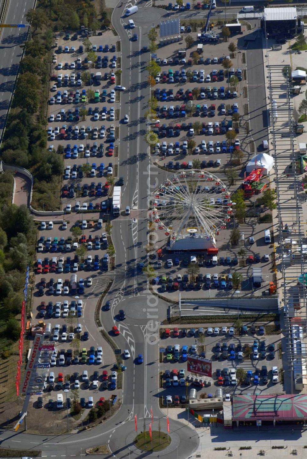 Günthersdorf from above - Blick auf restlos gefüllten Parkplatz am neu eröffneten Einkaufszentrum der ECE nova eventis.nova eventis Center-Management,ECE Projektmanagement,Am Einkaufszentrum, 06254 Günthersdorf,