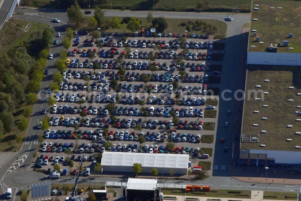 Günthersdorf from the bird's eye view: Blick auf restlos gefüllten Parkplatz am neu eröffneten Einkaufszentrum der ECE nova eventis.nova eventis Center-Management,ECE Projektmanagement,Am Einkaufszentrum, 06254 Günthersdorf,