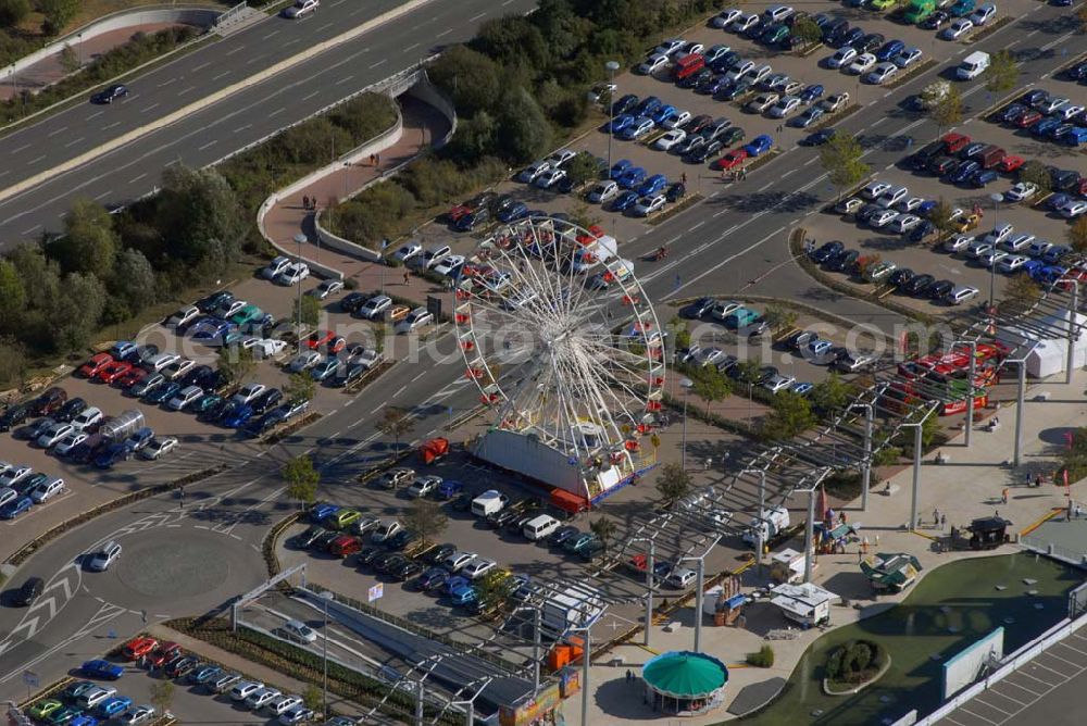 Günthersdorf from the bird's eye view: Blick auf restlos gefüllten Parkplatz am neu eröffneten Einkaufszentrum der ECE nova eventis.nova eventis Center-Management,ECE Projektmanagement,Am Einkaufszentrum, 06254 Günthersdorf,