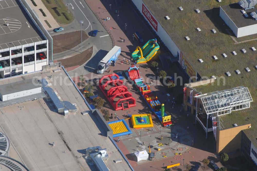 Günthersdorf from above - Blick auf das neu eröffnete Einkaufszentrum der ECE nova eventis.nova eventis Center-Management,ECE Projektmanagement,Am Einkaufszentrum, 06254 Günthersdorf,