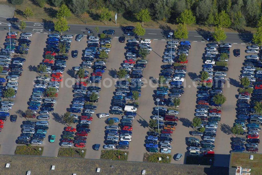 Aerial photograph Günthersdorf - Blick auf restlos gefüllten Parkplatz am neu eröffneten Einkaufszentrum der ECE nova eventis.nova eventis Center-Management,ECE Projektmanagement,Am Einkaufszentrum, 06254 Günthersdorf,