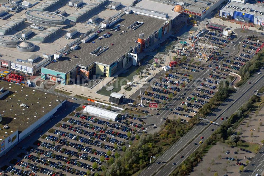 Günthersdorf from above - Blick auf restlos gefüllten Parkplatz am neu eröffneten Einkaufszentrum der ECE nova eventis.nova eventis Center-Management,ECE Projektmanagement,Am Einkaufszentrum, 06254 Günthersdorf,