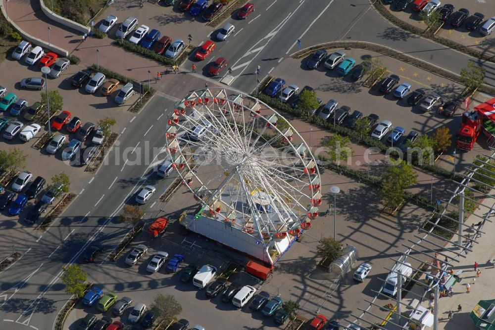 Aerial photograph Günthersdorf - Blick auf restlos gefüllten Parkplatz am neu eröffneten Einkaufszentrum der ECE nova eventis.nova eventis Center-Management,ECE Projektmanagement,Am Einkaufszentrum, 06254 Günthersdorf,