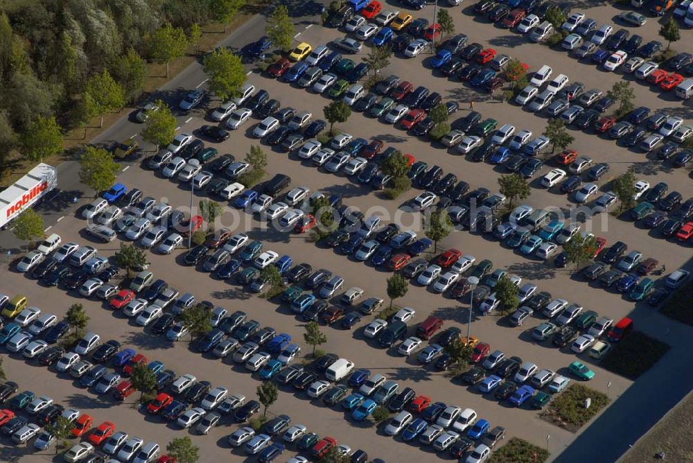 Günthersdorf from above - Blick auf restlos gefüllten Parkplatz am neu eröffneten Einkaufszentrum der ECE nova eventis.nova eventis Center-Management,ECE Projektmanagement,Am Einkaufszentrum, 06254 Günthersdorf,