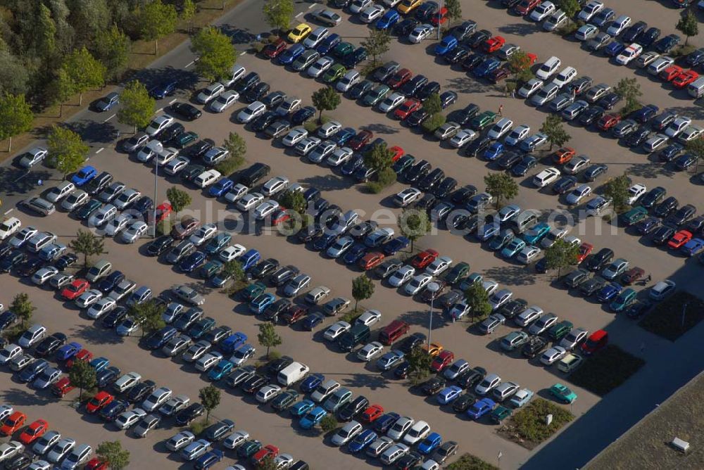 Günthersdorf from the bird's eye view: Blick auf restlos gefüllten Parkplatz am neu eröffneten Einkaufszentrum der ECE nova eventis.nova eventis Center-Management,ECE Projektmanagement,Am Einkaufszentrum, 06254 Günthersdorf,