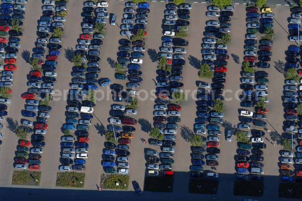 Günthersdorf from above - Blick auf restlos gefüllten Parkplatz am neu eröffneten Einkaufszentrum der ECE nova eventis.nova eventis Center-Management,ECE Projektmanagement,Am Einkaufszentrum, 06254 Günthersdorf,