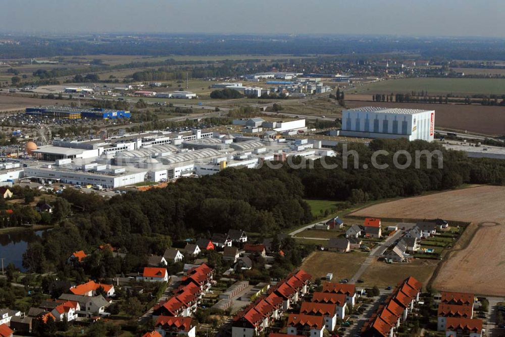 Aerial photograph Günthersdorf / Sachsen-Anhalt - Blick auf das neu eröffnete Einkaufszentrum der ECE nova eventis.nova eventis Center-Management,ECE Projektmanagement,Am Einkaufszentrum, 06254 Günthersdorf,