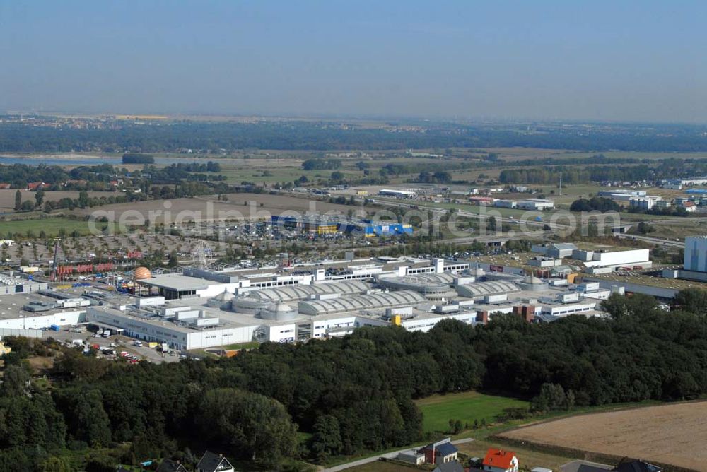 Aerial photograph Günthersdorf / Sachsen-Anhalt - Blick auf das neu eröffnete Einkaufszentrum der ECE nova eventis.nova eventis Center-Management,ECE Projektmanagement,Am Einkaufszentrum, 06254 Günthersdorf,