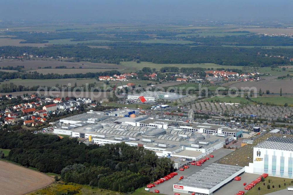 Aerial photograph Günthersdorf / Sachsen-Anhalt - Blick auf das neu eröffnete Einkaufszentrum der ECE nova eventis.nova eventis Center-Management,ECE Projektmanagement,Am Einkaufszentrum, 06254 Günthersdorf,